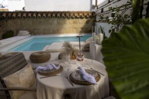 piscina y mesas en Patio del Posadero